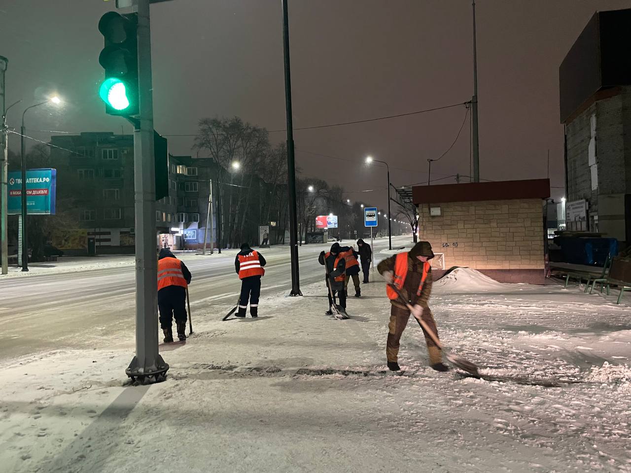 Техника и рабочие ГСТК 24/7 борются с последствиями весеннего снегопада и разницы температур в Благовещенске